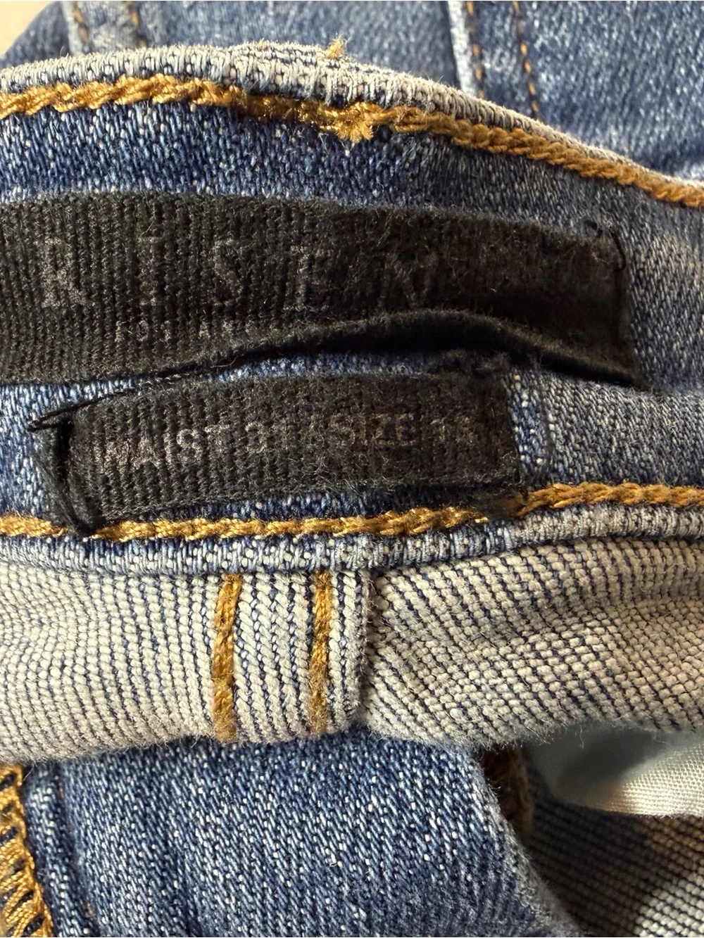 Women’s Cropped Frayed Hem Jeans in Blue